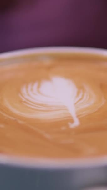 Filiżanka Kawy Latte Kształcie Serca Ziarna Kawy Starym Drewnianym Tle — Wideo stockowe
