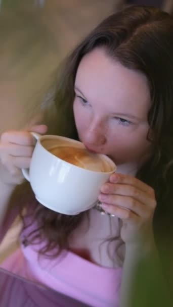 Giovani Ragazzo Ragazza Seduta Caffè Adolescenti Avendo Resto Chiacchierando Primo — Video Stock