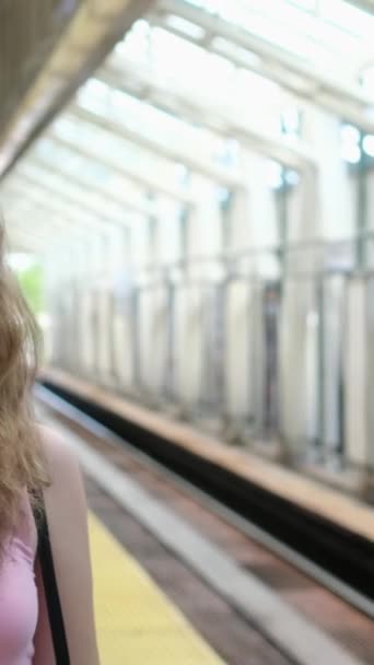 Flicka Väntar Skytrain Vancouver Tåget Närmar Sig Vagnarna Flyger Förbi — Stockvideo