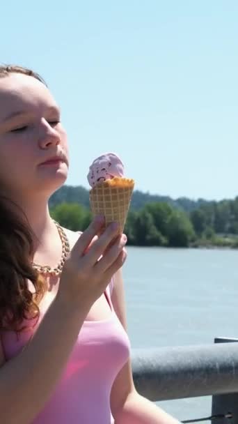 Mulher Lambe Gelado Menina Está Comendo Delicioso Sorvete Creme Cone — Vídeo de Stock