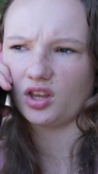 Раздражённая Арабская Сердитая Девочка Подросток Разъяренная Эмоциональная Женщина Разговаривает Смартфон — стоковое видео