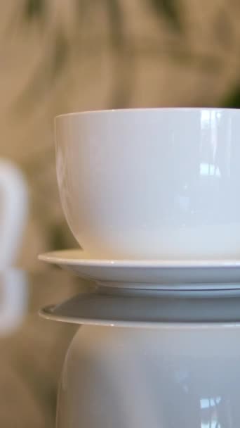 Vierta Café Una Taza Blanca Sobre Una Mesa Blanca Imágenes — Vídeos de Stock