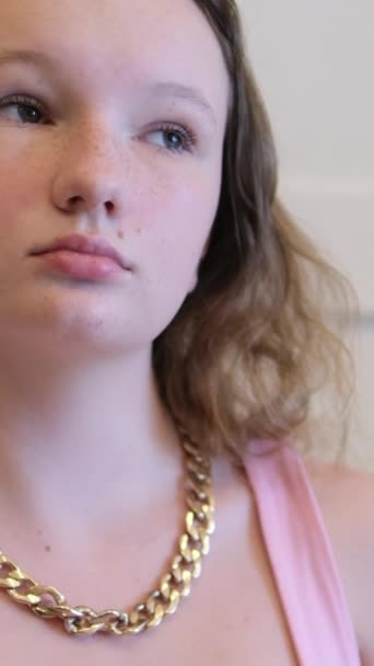 Triste Jovem Endireita Seu Cabelo Pescoço Corrente Ouro Vestido Rosa — Vídeo de Stock