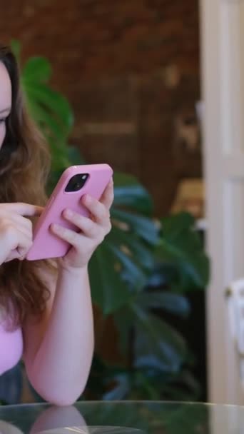 Szczęśliwa Dziewczyna Świętuje Sukces Dziewczyna Smartfonem Biznes Kobieta Świętuje Sukces — Wideo stockowe
