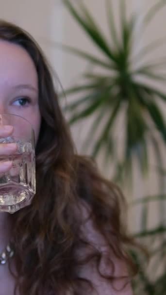 Blisko Kobiety Wlewającej Świeżą Wodę Szklanki Dzbanka Domu Atrakcyjna Dziewczyna — Wideo stockowe