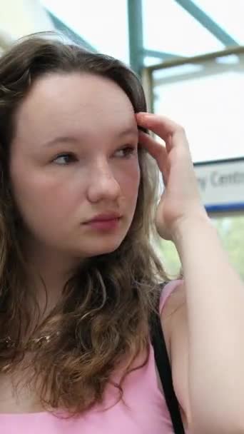 Ein Mädchen Wartet Auf Den Skytrain Vancouver Der Zug Nähert — Stockvideo