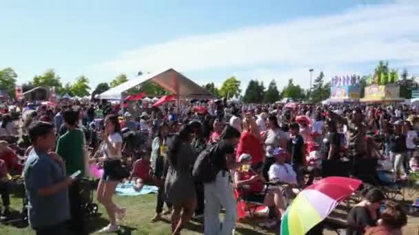 Surrey Kanadadas Dag Människor Olika Nationaliteter Dansar Tillsammans Viftar Med — Stockvideo