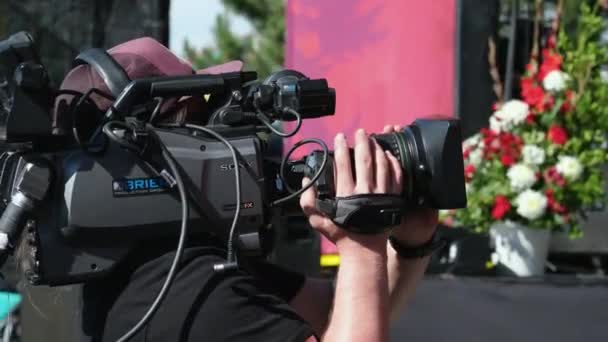 Surrey Kanadadas Dag Nyhet Videograf Filmer Journalist Ger Intervju För — Stockvideo