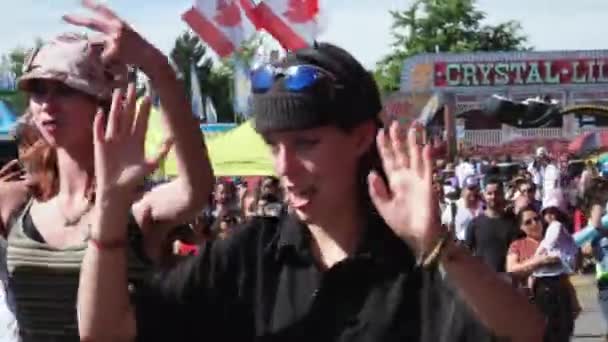 Surrey Kanadadas Dag Människor Olika Nationaliteter Dansar Tillsammans Viftar Med — Stockvideo