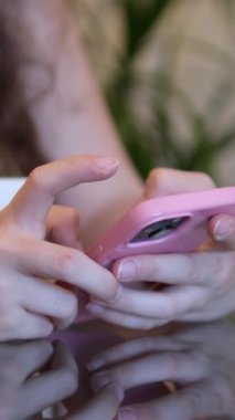 Pembe elbiseli genç bir kızın tek başına seyahat etme hikayesi. Bir kafeye girer, Vancouver seti boyunca yürür, gökyüzü trenine biner. Bir turist Kanada 'da büyük bir şehirde yürür. Yüksek kalite 4k görüntü