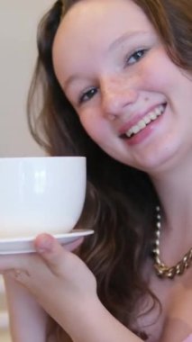 Pembe elbiseli genç bir kızın tek başına seyahat etme hikayesi. Bir kafeye girer, Vancouver seti boyunca yürür, gökyüzü trenine biner. Bir turist Kanada 'da büyük bir şehirde yürür. Yüksek kalite 4k görüntü