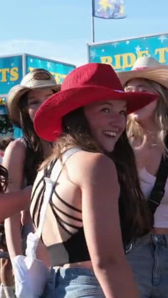 Красивые Молодые Девочки Подростки Ярко Красном Суррей Канада День Семьи — стоковое видео