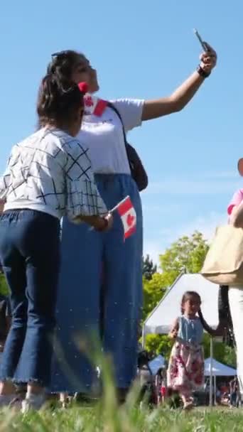 Разные Национальности Смешивают Лгбт Людей Отдыхающих Природе День Суррей Канада — стоковое видео
