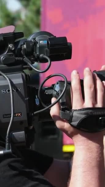 Surrey Canada Day Notícia Videógrafo Filma Jornalista Dando Uma Entrevista — Vídeo de Stock