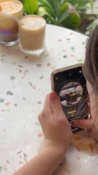 蛋越南咖啡女孩制作了一个视频 在博客上谈论美味的饮料 高质量的4K镜头 — 图库视频影像