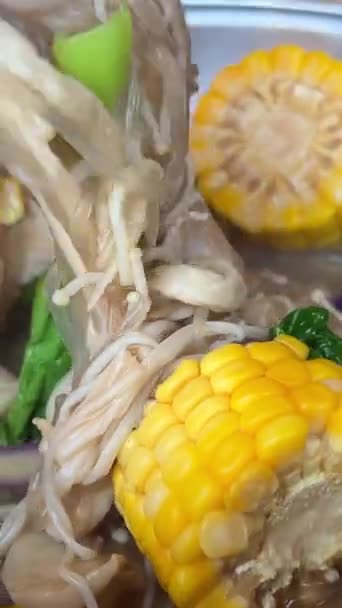Tom Yam Suppe Vorbereitung Aration Kochendes Wasser Zutaten Hinzufügen Nationalgericht — Stockvideo