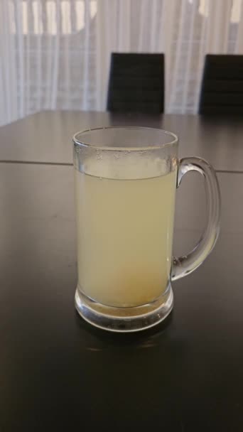 桌上的玻璃杯 用碎海带刺 柠檬和橙子制成的茶 高质量的8K镜头 — 图库视频影像
