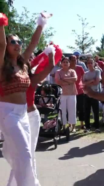 Surrey Canada Dag Families Mensen Gekleed Het Rood Wandelen Het — Stockvideo