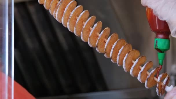 Mit Ketchup Beträufeln Kartoffelchips Spirale Auf Einem Stock Gebratene Süßkartoffelchips — Stockvideo