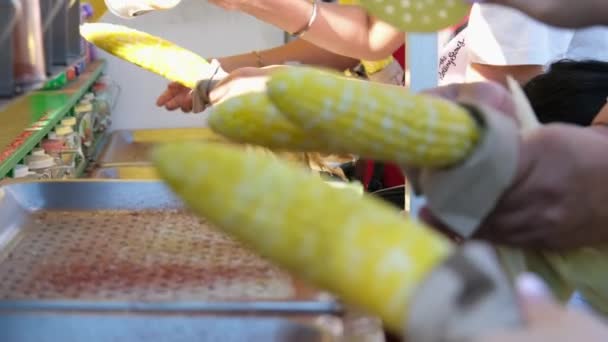 Tatlı Mısır Üzerine Tuz Serpiştirilmiş Sıcak Mısır Ştah Açıcı Sağlıklı — Stok video