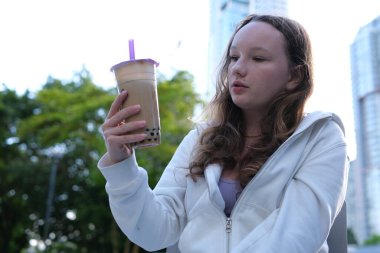 Neşeli çocuk jest yapıyor ve elinde milkshake pankartı tutuyor. kabarcık tee Yüksek kaliteli fotoğraf