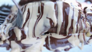 Beyaz ve sütlü çikolatalı muzlu kruvasan. Çok lezzetli ve iştah açıcı. Yüksek kalite 4k görüntü