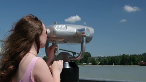관광객은 밴쿠버의 전망을 수있는 쌍안경을 봅니다 고품질 — 비디오