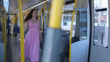 Kanada Vancouver Gökyüzü Treni 'ndeki kız tren vagonu boyunca yürüyor. Pembe elbiseli, güzel, genç Avrupalı bir yaz. Yüksek kalite 4k görüntü