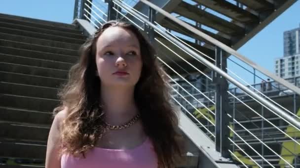 Europejska Dziewczyna Długiej Różowej Sukience Zjeżdża Schodów Przy Przejściu Dla — Wideo stockowe