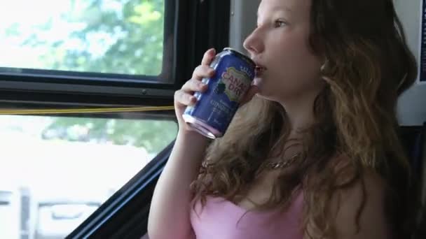 カナダドライジンジャーエールを飲む女の子は 実質のジンジャー100 天然の風味の緑のソーダは 背後にある緑の茶色のテーブルで屋外に出くわすことができます カナダバンクーバー 2024 — ストック動画