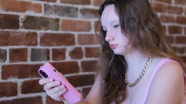 Gadget Sucht Die Junge Attraktive Frau Benutzt Ein Smartphone Runzelt — Stockvideo