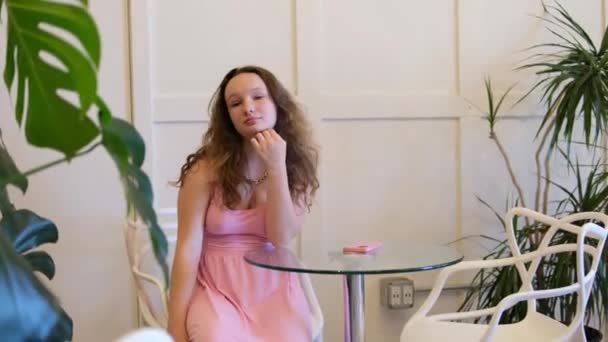 Молода Дівчина Підліток Сидить Кафе Рожевій Сукні Танцює Показує Своє — стокове відео