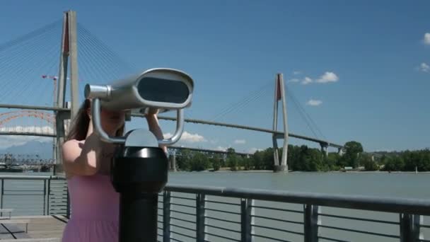 관광객은 밴쿠버의 전망을 수있는 쌍안경을 봅니다 고품질 — 비디오