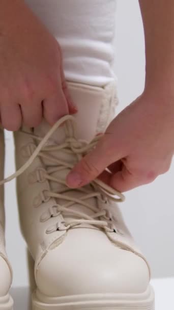 Femmes Beige Haute Semelle Lacets Chaussures Sur Fond Blanc Défilé — Video