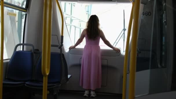 Reis Alleen Een Jong Meisje Een Roze Jurk Loopt Een — Stockvideo
