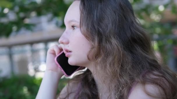 Povestea Călătorie Unei Fete Tinere Într Rochie Roz Intră Într — Videoclip de stoc
