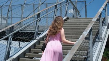Pembe elbiseli genç bir kızın tek başına seyahat etme hikayesi. Bir kafeye girer, Vancouver seti boyunca yürür, gökyüzü trenine biner. Bir turist Kanada 'da büyük bir şehirde yürür. Yüksek kalite 4k görüntü