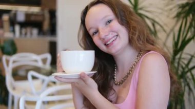 Pembe elbiseli genç bir kızın tek başına seyahat etme hikayesi. Bir kafeye girer, Vancouver seti boyunca yürür, gökyüzü trenine biner. Bir turist Kanada 'da büyük bir şehirde yürür. Yüksek kalite 4k görüntü