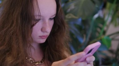 Telefonlu bir kız. Kablosuz iletişim teknolojileri. Yüksek kalite 4k görüntü