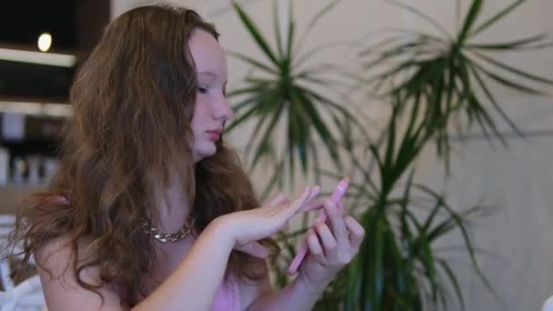 Hoofdschot Verslaafd Aan Technologie Jong Tienermeisje Met Behulp Van Smartphone — Stockvideo