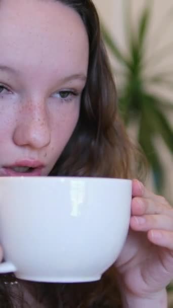 Une Jeune Femme Européenne Boit Lait Chocolat Dans Café Une — Video