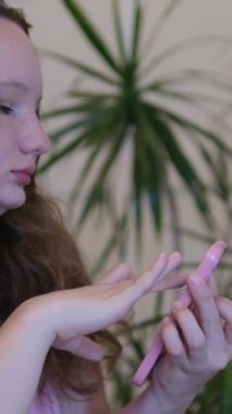 Akıllı telefon uygulamaları kullanan, sosyal ağlardaki arkadaşlarıyla sohbet eden ya da iletişim kuran genç kız teknolojisine bağımlı. Mutlu ergenler SMS aldı