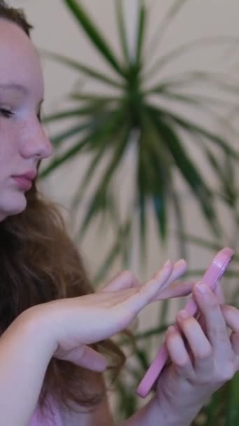 Strzał Głowę Uzależnionej Technologii Nastolatki Korzystającej Aplikacji Smartfony Zaangażowanej Rozmowy — Wideo stockowe