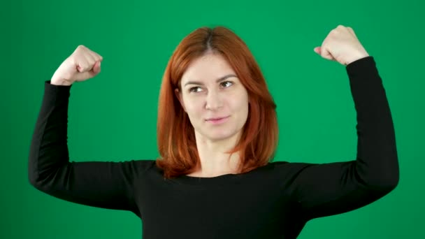Mädchen Zeigt Muskeln Mit Erhobenen Armen Starke Selbstbewusste Frau Die — Stockvideo
