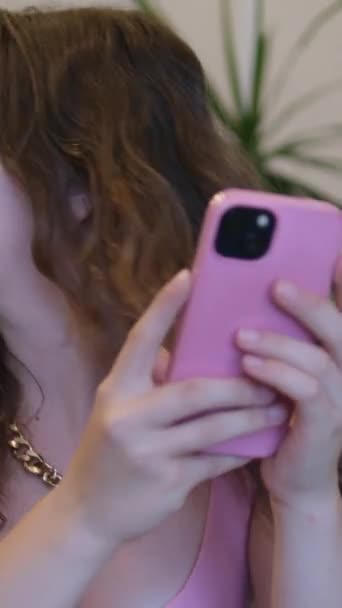 Μια Νεαρή Γυναίκα Φοβάται Την Προσέξουν Κορίτσι Χρησιμοποιεί Τηλέφωνο Αρκετές — Αρχείο Βίντεο