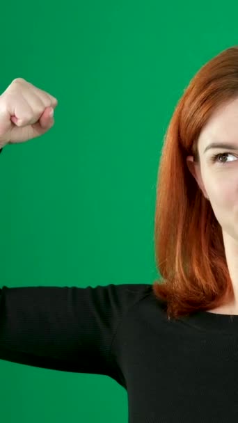 Κορίτσι Δείχνει Μυς Υψωμένα Χέρια Ισχυρή Γυναίκα Αυτοπεποίθηση Λάμπει Θετικότητα — Αρχείο Βίντεο