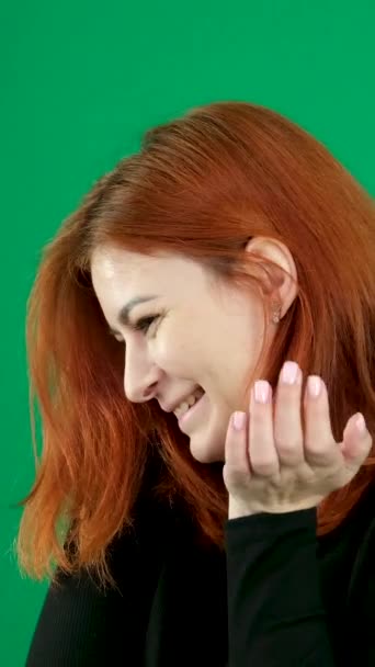 Рудоволоса Дівчина Посміхається Потім Повертається Серйозно Дивиться Камеру Червоне Волосся — стокове відео