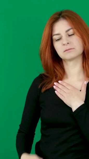 Дівчина Кладе Дві Руки Груди Хвилює Голову Вертикальне Відео Червоне — стокове відео