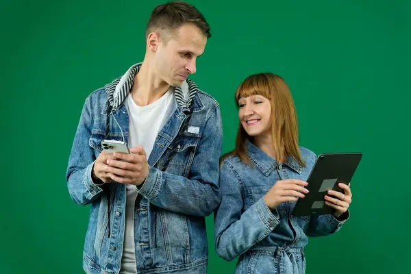 Yatakta dijital tablet kullanan mutlu genç çift. Yatak odasında tabletle alışveriş yapan çift. Kadın ve erkek evde tablet bilgisayar kullanıyor. Gerçek zaman. Yüksek kalite 