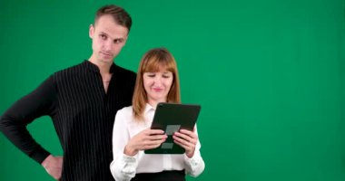 Siyah beyaz elbiseli bir adam ve bir kız, Yin-Yang, yeşil arka planda konuşuyor ve gülümsüyor. Yüksek kalite 4k görüntü